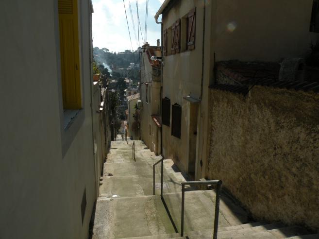  petite rue avec marches d'escalier